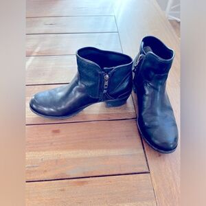 UGG Penelope Black Ankle Boots with Glossy Finish and Rounded Toe. Size 6